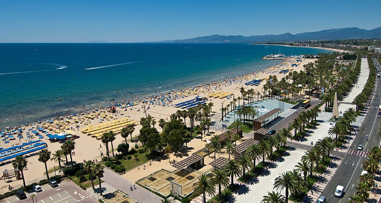 В испанском городе Салоу вводят штраф за игнорирование красных флагов на пляжах